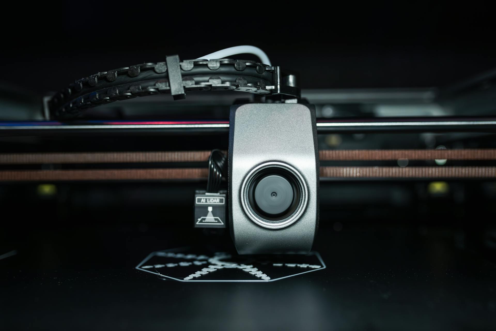 Photo fdm printer laying down its first layer